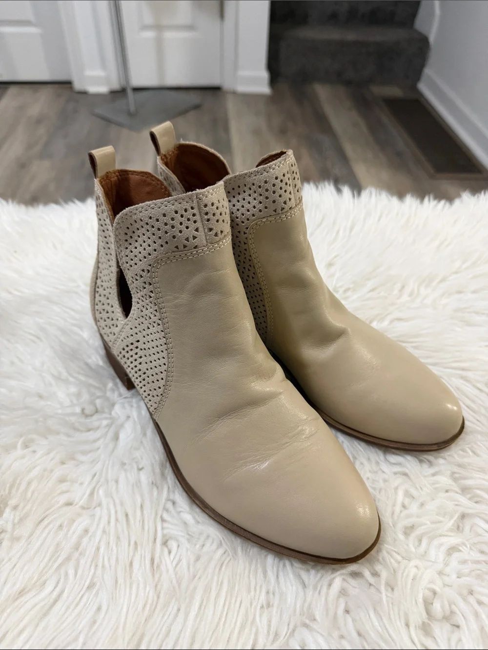 Lucky Brand Beige Perforated Leather Ankle Booties Size 7.5